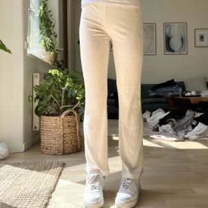 Byxor! - Säljer att par jättesköna beiga byxor. Använder inte dom så mycket eftersom att jag tycker att dom är lite för korta för mig. Använt 5-6 gånger men i ett bra skick. Nypris 200krz.