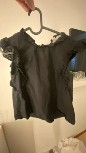 Trendig topp - Så, så fin topp från H&M. Jag ÄLSKAR den här, men den har blivit för liten😩🙏🏼 men nu säljer jag den!