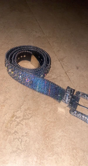 Rhinestone bälte  - Säljer denna rhinestone bälte då det inte är min stil längre !
