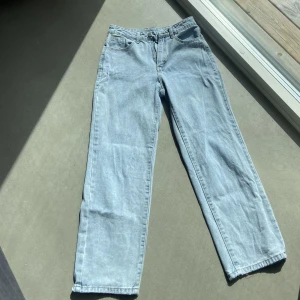 Ljus blåa jeans - Ljus blåa jeans från H&M storlek XS men lite korta för mig som är 156, pris 120kr