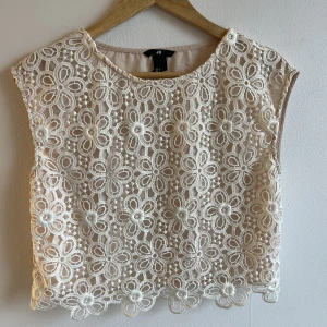 sommartopp med broderi!  - Denna superfina topp som har ett broderi på framsidan, den är bergige och vit!  Hör av dig vid frågor! 