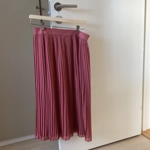 Somrig kjol - Rosa oanvänd skol från NAKD