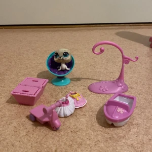 LPS BUNDLE - Flera saker till priset av en. I paketet ingår fågelträd, motorbåt, sparkcykel, picknickkorg, en stol, två kjolar och en figur.