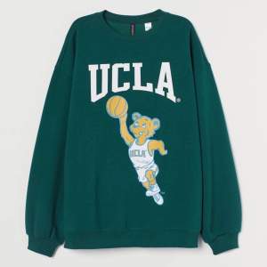 Säljer en jätte fin UCLA sweatshirt i fint skick. Finns inte att köpa längre. Storlek xs men oversizes💞Pris går att diskuteras.  Skriv om ni vill ha fler bilder på plagget💞