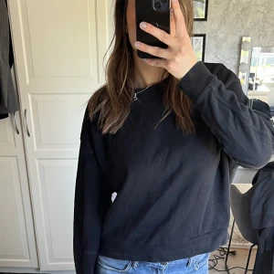Sweatshirt  - Säljer denna svarta sweatshirt från weekday eftersom jag inte använder den längre. Storlek M.