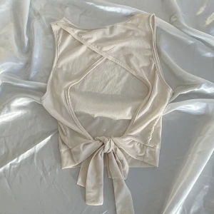 Topp - Cream white topp med öppen rygg. Oanvänd, helt ny. Betalningen via swish❤️