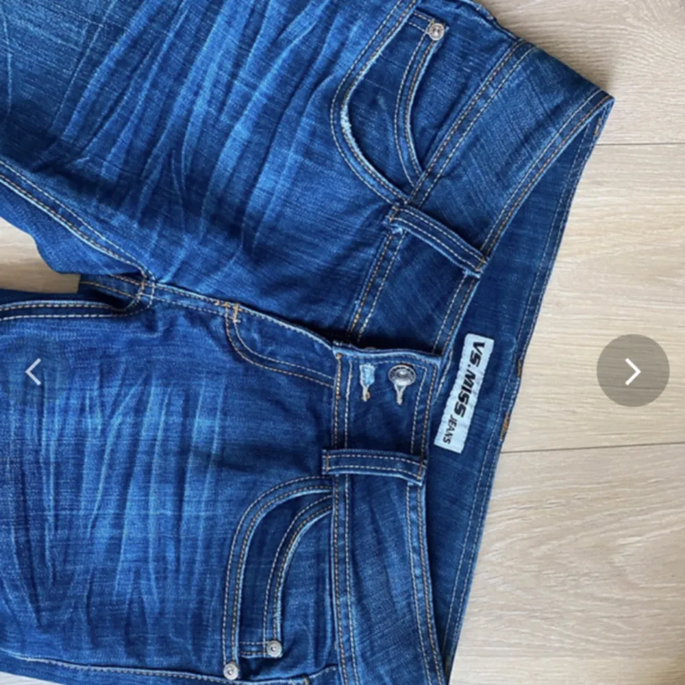 Low waist bootcut jeans!! Innerbenslängd: 75cm midjemått: 38 cm🌸De är mer mörkblå än på bilden.. Jeans & Byxor.