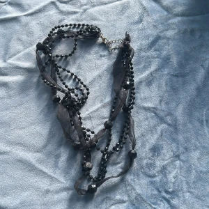 Svart halsband  - Ett svart halsband med flera sträng 