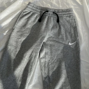 Nike mjukisbyxor - Snygga nike byxor. Fint skick, inga defekter. Betalningen via swish❤️