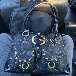 Guess väska - Vintage guess väska Lite sliten på vissa ställen (Jag tror att den är äkta, men jag är inte säker) mått: 37cm bred & 25cm längd