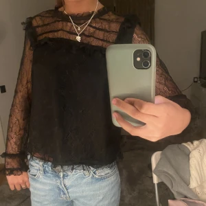Spets blus  - Super fin blus i spets, perfekt som en fest topp!❗️ klicka EJ på köp nu knappen❗️