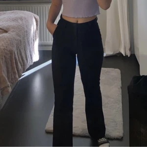 Kostymbyxor  - Säljer mina absoluta favorit byxor då de tyvärr blivit försmå (de e gammal bild).  Köpta på Bikbok för 399kr, mitt pris 100kr De är perfekta i längden för mig på 162cm