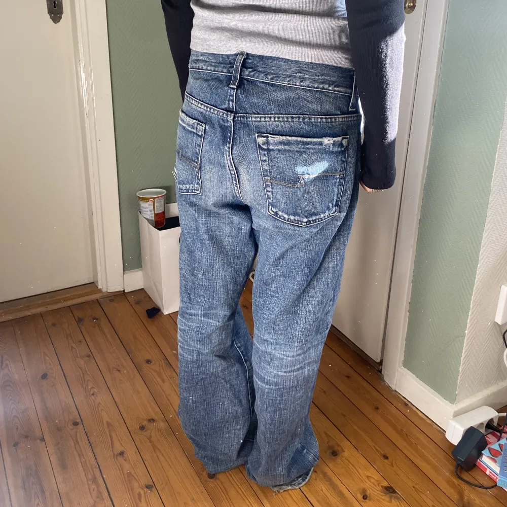 Coola jeans med perfekt tvätt, sitter lågmidjat och baggy❤️🙏🏼Är uppsydda nu men går att sprätta lätt utan spår🌸. Jeans & Byxor.