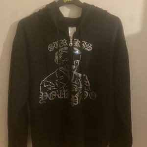 Gurkis x youspoo  - Jag säljer denna limiterade youspoo x Gurkis zip hoodien. Den är helt oanvänd, bara prövad. 10/10 skick. Passar alla mellan 170-185 cm. Nypris 549. Mitt pris 349. Kan skickas.