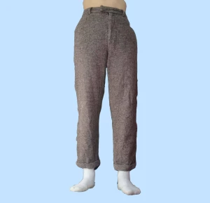Kostymbyxor ull - Fina vintage kostymbyxor i ullmix. Står ingem storlek men gissar på 36/S. Jag som har på dem på bilden är 170cm lång och bär vanligtvis 36/S