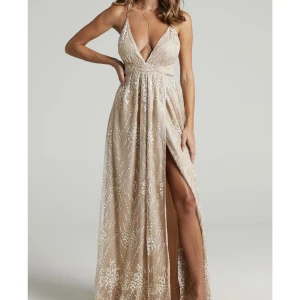 Långklänning  - Säljer denna jättefina balklänning eftersom jag hittat en ny. Klänningen är i guld som har slits och knytbara band för midjan samt rygg. Har glitter detaljer och passar till många tillfällen, tex balen. Storleken är S och endast testad 1 gång.