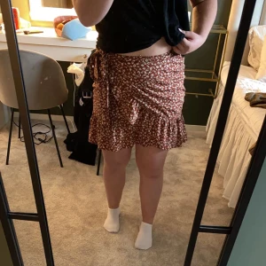 Kjol från only  - Gullig minikjol från only. Säljer för den inte kommer till användning 