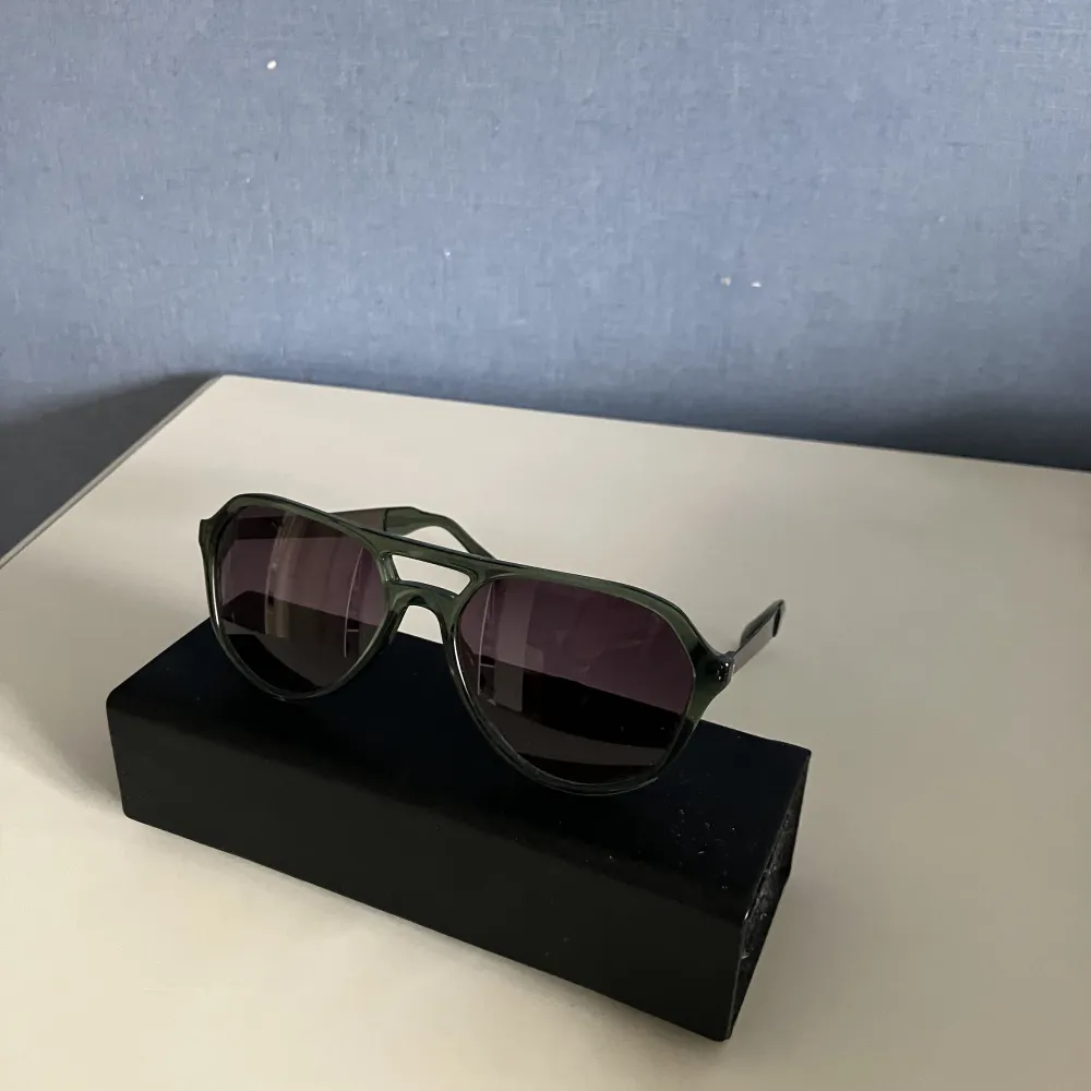 Hej, säljer ett par solglasögon design by Bernadotte & Kylberg som endast är använda ett fåtal gånger. Nypris 1425kr. Dm för fler bilder. . Accessoarer.
