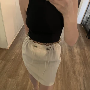 Kjol - Beige kjol från Ginatricot, som ni ser på andra bilden så är lappen kvar då den endast är testad. Storleken är 34, är 152 cm🤎