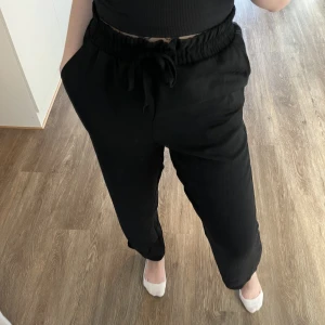 Byxor - Svarta luftiga byxor från H&M, dessa är använda men har börjat kännas för stora. Storleken är xs, är 152 cm🤎