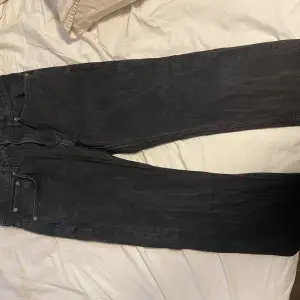 Köpte dessa jeans och insåg efter en vecka att de var för små.
