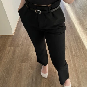 Kostymbyxor  - Svarta kostymbyxor från NA-KD, dessa är använda kanske 2 gånger då dem blivit för stora för mig. Storleken är 34, jag är 152 cm🤎