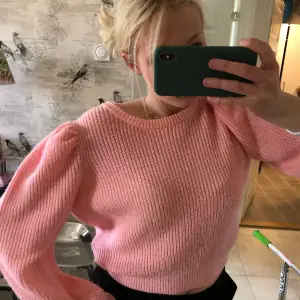 Säljer min supersöta rosa stickade tröja! Såå söt men är tyvärr lite liten! Så somrig och härlig färg och är perfekt på en sommarkväll 💘