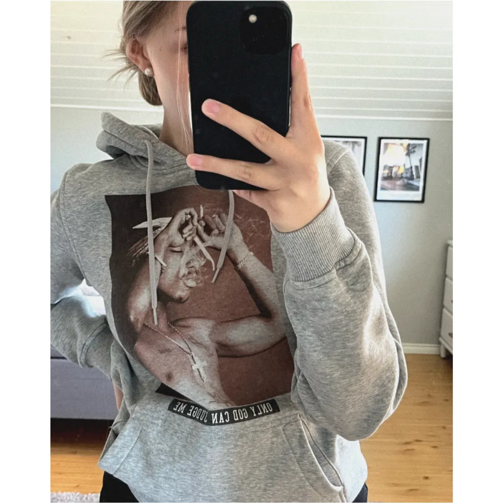 Tupac hoodie ✨ supersnygg men kommer inte till användning. Hoodies.
