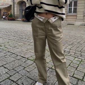 Dickies 874 kostymbyxor  - Nya Dickies 874 kostymbyxor i färgen beige! Använd endast 2-3 ggr så de är i princip i nyskick! Köpta för 800kr och säljer för 500kr✨Storlek: W27  Köparen står för frakten!