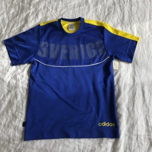 2006 Sweden World Cup Adidas - Säljer en fotbollströja i bra skick. Ser lite solblekt ut på första bilden men är inte det irl. Köpt på Sneakershyllan. Ny tvättad och luktar inget speciellt. Kan mötas upp i Stockholm eller frakta.