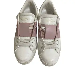 Mina fina valentino sneakers!!!! Använda men ändå i gott skick. Storlek 37,5 men passar mig som brukar ha 38