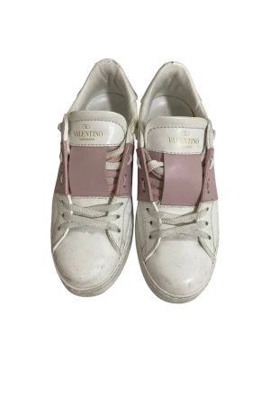 Valentino sneakers  - Mina fina valentino sneakers!!!! Använda men ändå i gott skick. Storlek 37,5 men passar mig som brukar ha 38