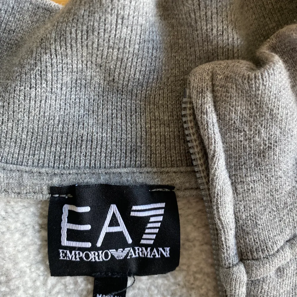 EA7 tröja köpt här på plick men passade inte mig. I nyskick knappt använd. Kan gå ner i pris👍🏻. Tröjor & Koftor.