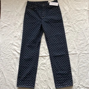 Jeans Daily Paper - STYLE: MUNCEL PANTS COLOR: DARK BLUE DENIM SIZE: M • ALDRIG ANVÄNDA • STOR I STORLEKEN