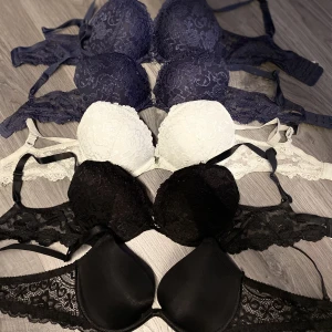 bh-ar  - Säljer dessa bh-ar i strl 70C (förutom den blåa högst upp som är 70D).✨Den svarta längst ner är helt oanvänd medan dom andra är använd 1-2 gånger. Nypris på dessa är 199kr/st. Säljer alla för 300kr!🥰*obs den i mitten är ljusgrön ej vit. Hör av er😗