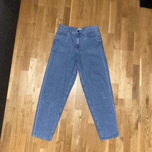 Jeans. - Säljer ett par ljusblåa jeans i bra skick. Köpta från zalando för lite mer än ett år sen. Kostar 500kr nypris. Knappt använda så de är i bra skick.