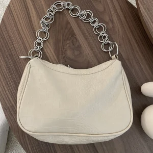 Väska  - Beige väska, säljer för 100kr 