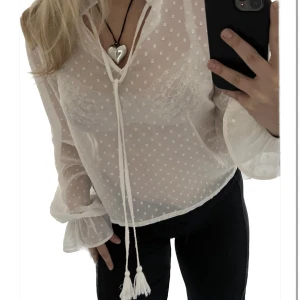 Vit blus - Supersöt vit blus i mesh från NA-KD🤍