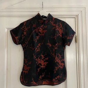 Blus - Superfin blus köpt second hand i mycket bra skick! Den röda färgen är mörkare i verkligheten!