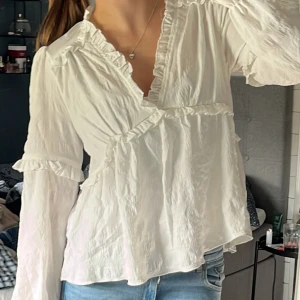 Vit blus nakd. - Vit superfin knappt använd blus från nakd 🤍🤍