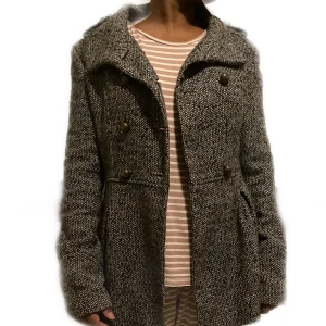 Grå kappa - Grå kappa i bra skick. Den saknar två knappar. Skriv för flera bilder eller frågor!