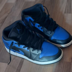Jordan 1 mid, stl 37-38 - Gott använt skick. Mindre skav på båda skorna, se bild. Storlek 38 men små i storleken, passar för storlek 37.
