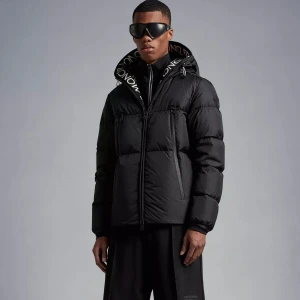 Moncler Jacka  - Säljer min Montcla Short Down Jacket från Moncler. Nypris: 17.900kr, använd fåtal gånger i väldigt bra skick. Jag står för spårbarfrakt. 