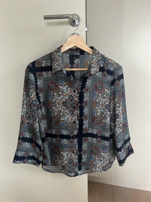 Mönstrad blus - Nyskick  Ingen stretch