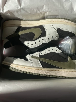 Jordan 1 low Olive Travis Scott  - NIB, storlek 38, alla tillbehör medföljer, oanvända