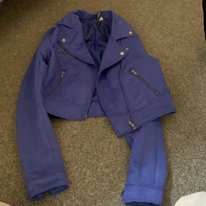 Jacka - Säljer en jacka i bra skick! ( frakt ingår ej i priset )