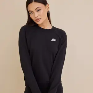 Svart Nike sweatshirt ifrån Nike. säljer pga att den aldrig kommit till användning💕 nypris 460kr