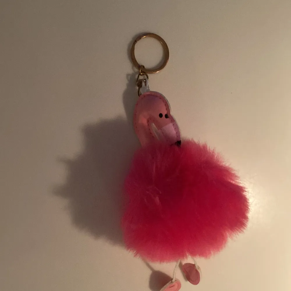 rosa fluffig flamingo nyckelring. Övrigt.