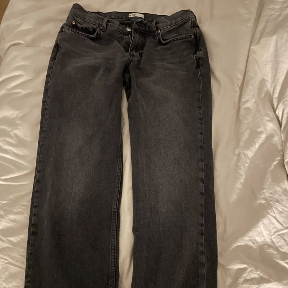 ginatricots lågmidjade jeans! basic men snygga 💋 köpte dom i ca februari, strl 38, har använts en gång. jag är 1,59 och dom sitter perfekt i längden. dom är i väldigt fint skick, inga hål eller missfärgningar nånstans. jag står för frakten. kram!!. Jeans & Byxor.