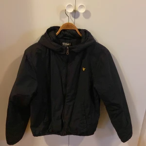 LYLE & SCOTT jacka - Hej, säljer min LYLE & SCOTT jacka då den har blivit för liten. Jackan är som i nyskick och sitter perfekt. Storlek xs/s.  Tveka inte att fråga vid minsta fråga!